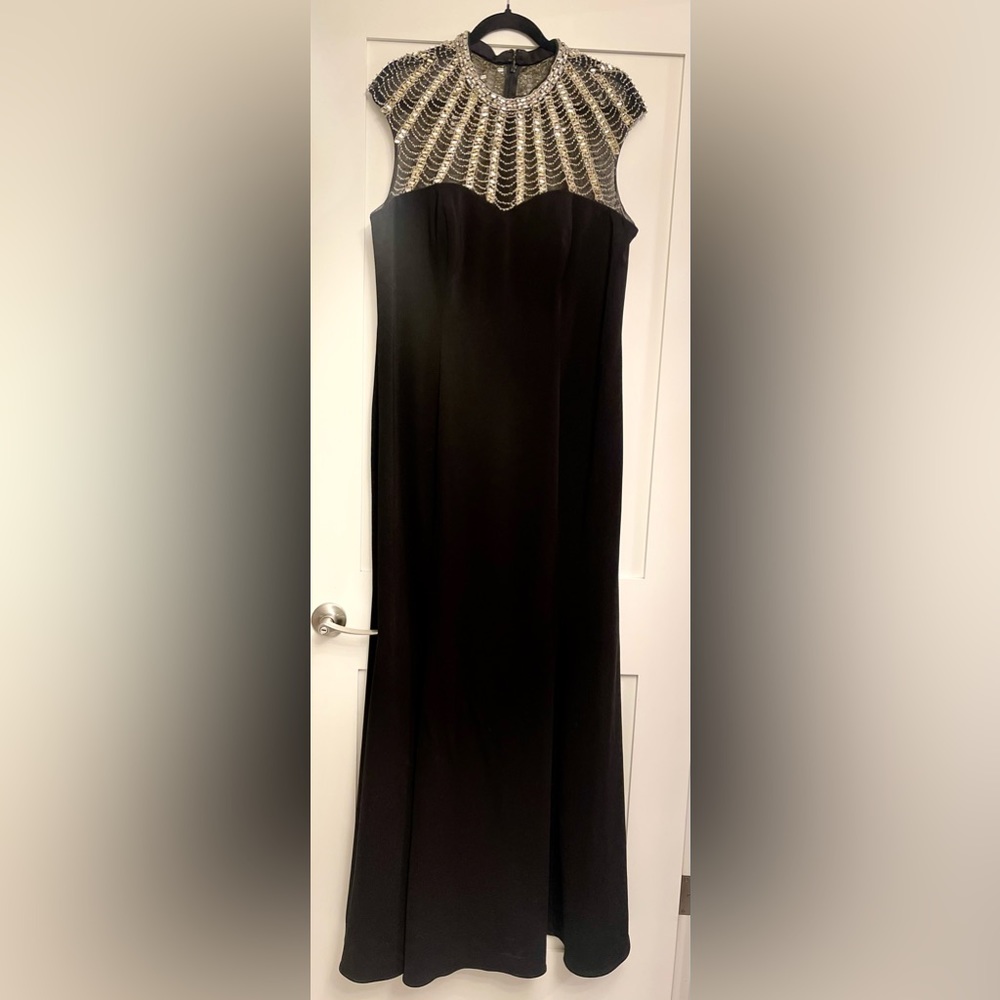 JS Collection size 16/18 Formal. Lined. Forgiving with hold.